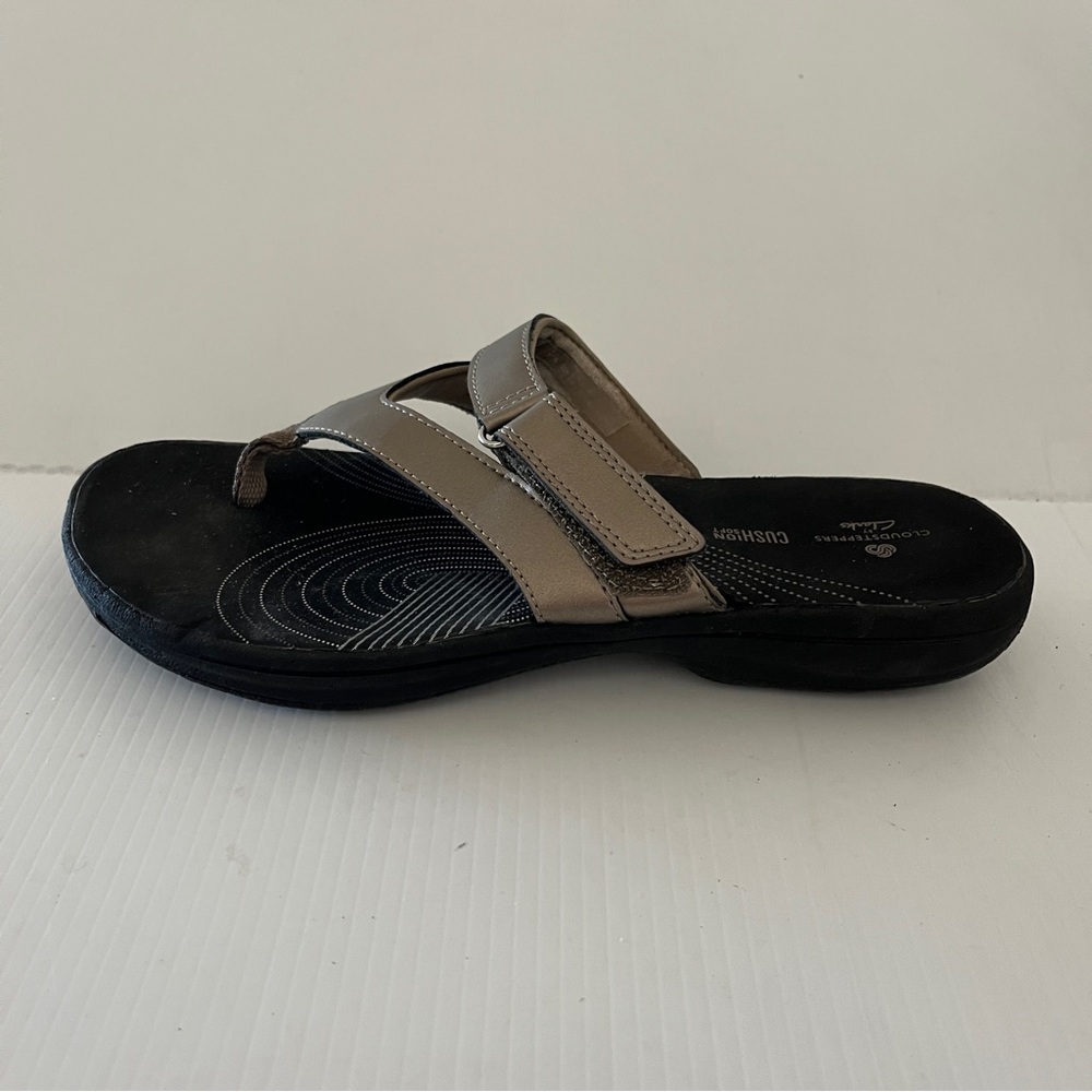 Clarks Cloudsteppers Metallic Taupe Adjustable Hook Flip Flop Sandals 7 - Picture 4 of 11